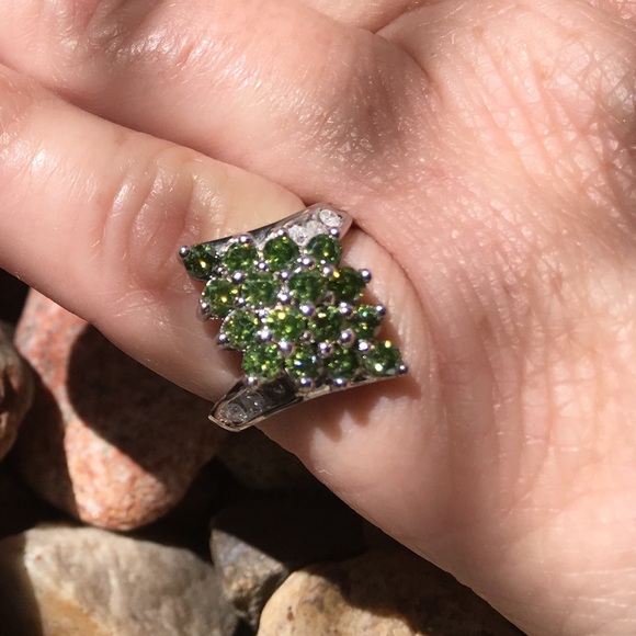 10k White Gold Green Diamond Ring - Picture 6 of 8
